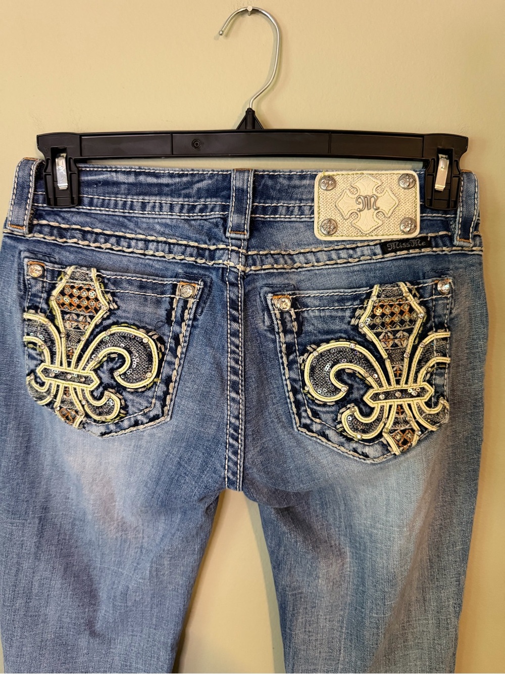 Gorgeous Miss Me Signature Cuffed Capri Jeans Fleur-de-Lis Pockets 22-1/2”Inseam